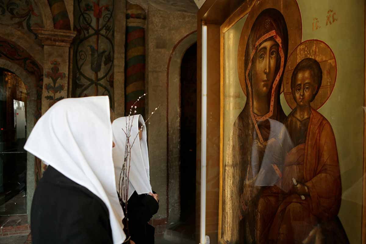 «Людину легко засудити, але дуже складно прийняти». Що віруючі ЛГБТ думають про церкви і бога