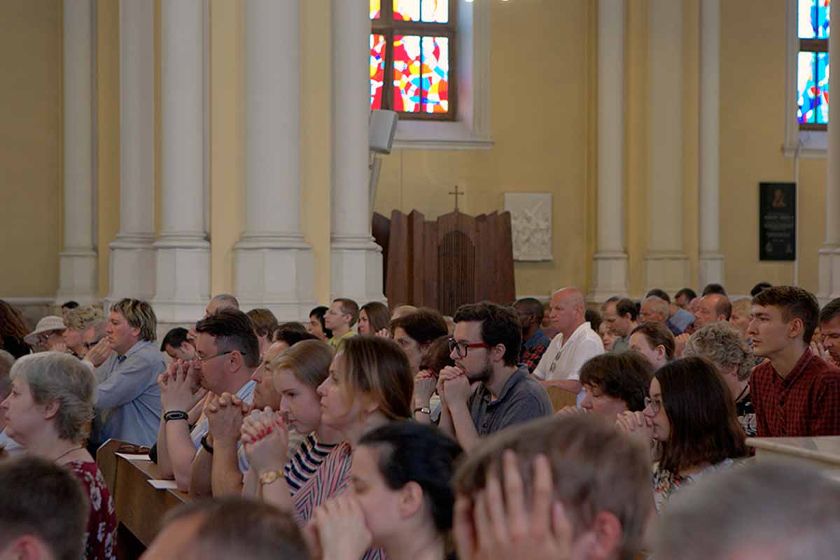 «Людину легко засудити, але дуже складно прийняти». Що віруючі ЛГБТ думають про церкви і бога