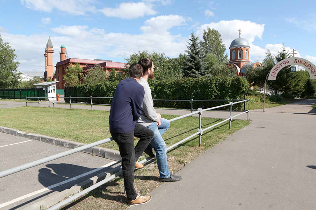 «Людину легко засудити, але дуже складно прийняти». Що віруючі ЛГБТ думають про церкви і бога