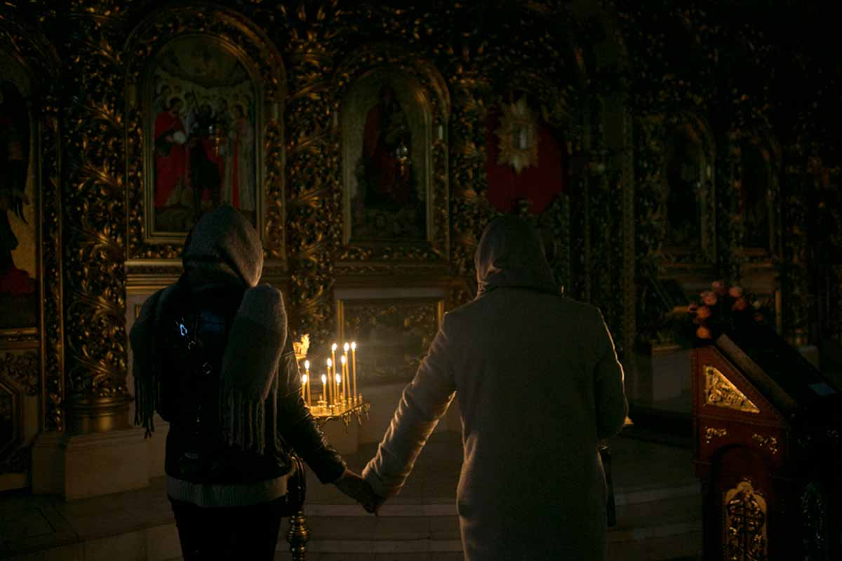 «Людину легко засудити, але дуже складно прийняти». Що віруючі ЛГБТ думають про церкви і бога