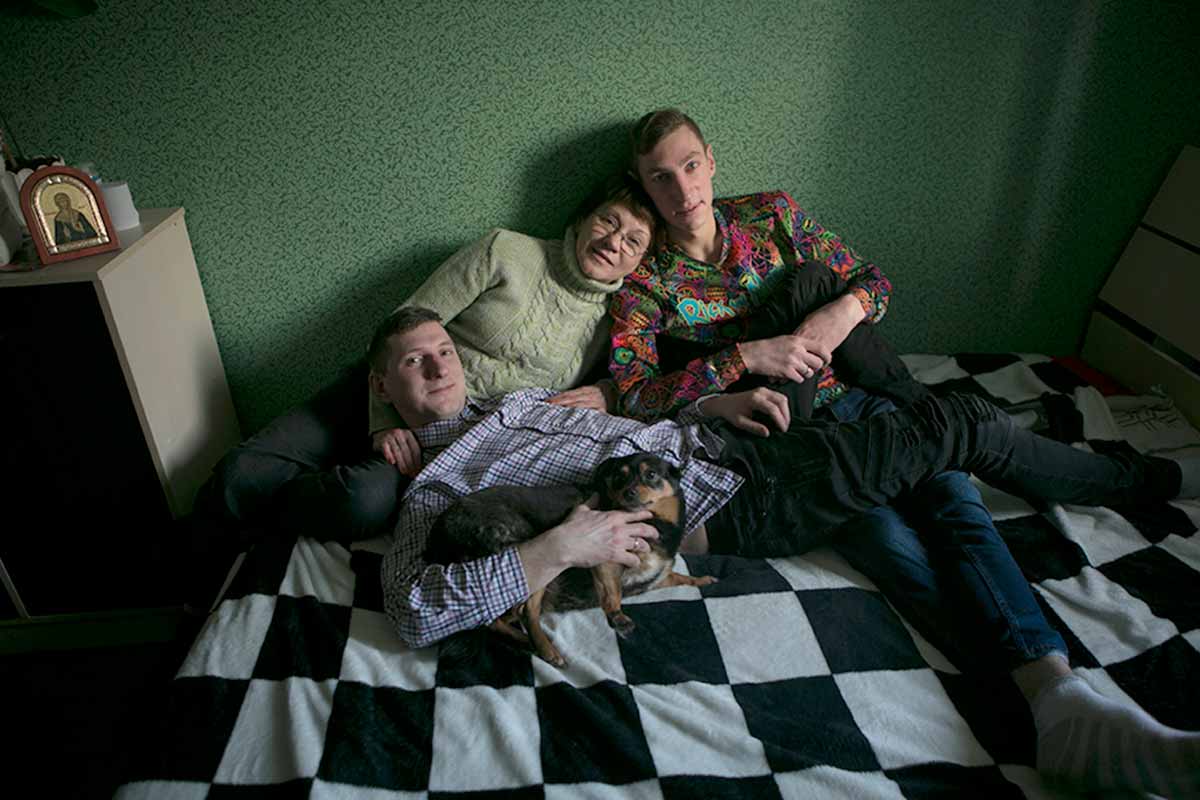 «Людину легко засудити, але дуже складно прийняти». Що віруючі ЛГБТ думають про церкви і бога