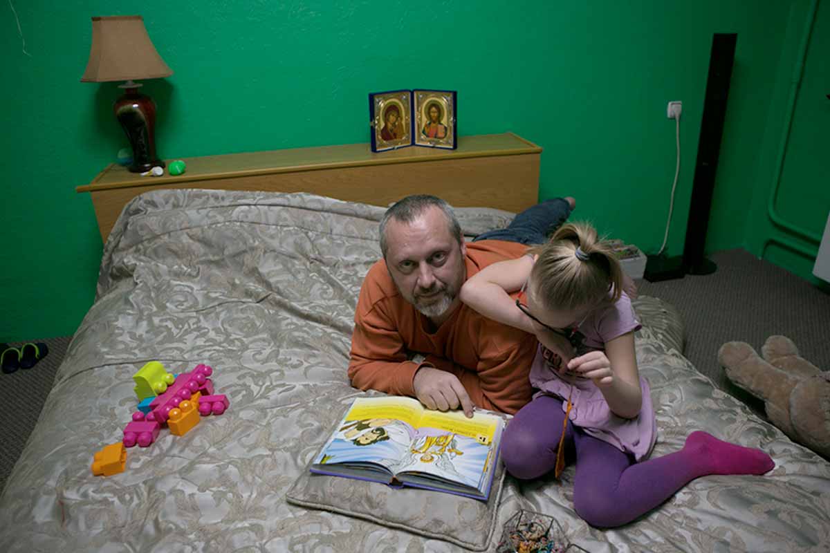 «Людину легко засудити, але дуже складно прийняти». Що віруючі ЛГБТ думають про церкви і бога