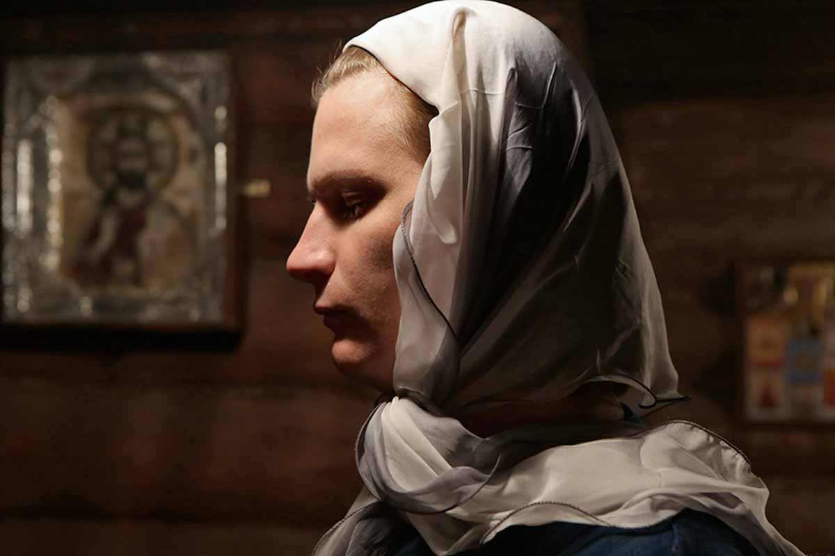 «Людину легко засудити, але дуже складно прийняти». Що віруючі ЛГБТ думають про церкви і бога