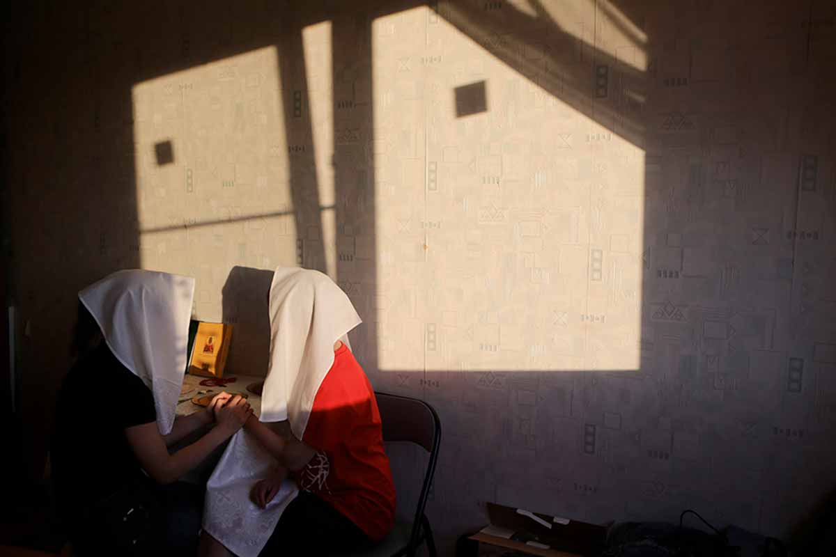 «Людину легко засудити, але дуже складно прийняти». Що віруючі ЛГБТ думають про церкви і бога
