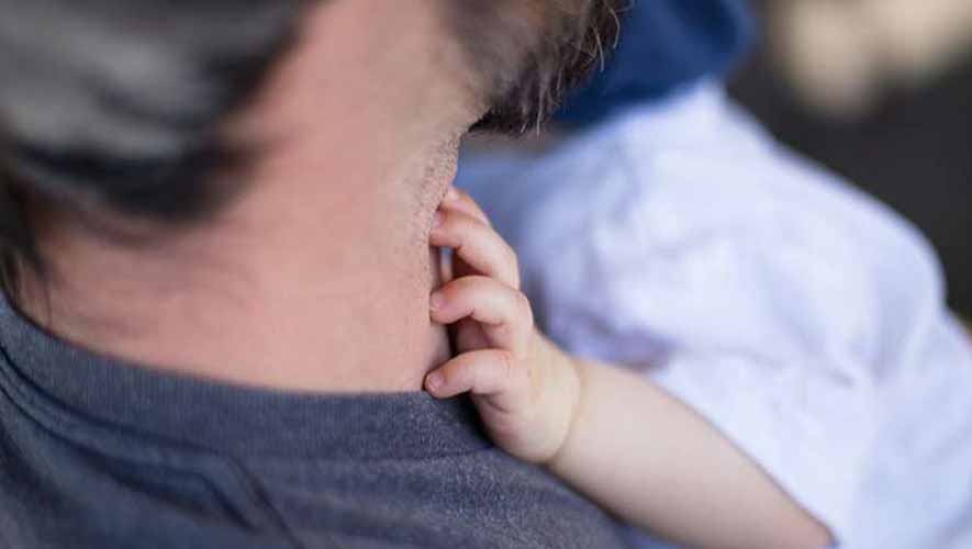 Финляндия отмечает первые однополые пары, усыновляющие детей